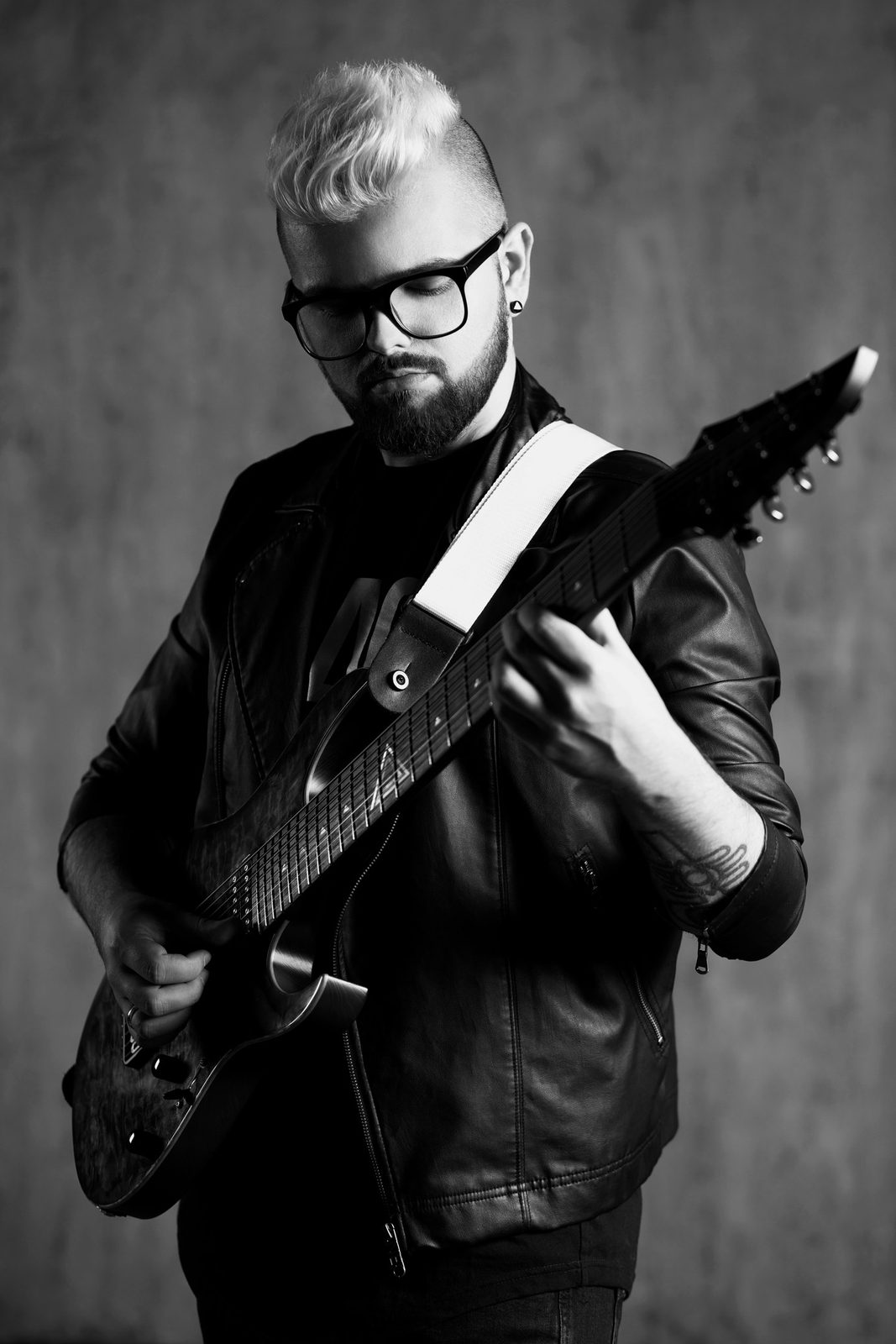 Roman Arsafes holding a Lepsky electric guitar in 2016